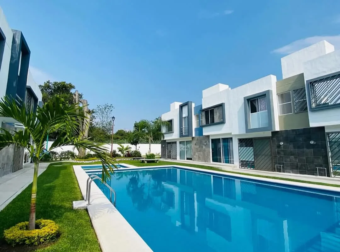 Alberca y casas de Residencial Celeste