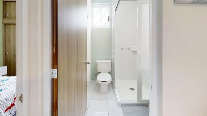 Baño completo en Residencial Celeste