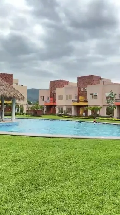 Alberca y jardines en Residencial Los Sauces Sur, Emiliano Zapata, Morelos
