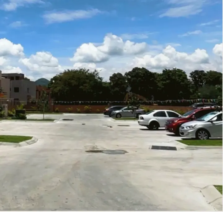 Estacionamiento de visitas en Residencial Los Sauces Sur, Emiliano Zapata, Morelos
