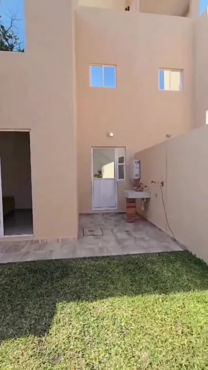 Jardín trasero de la casa muestra en Residencial Los Sauces Sur